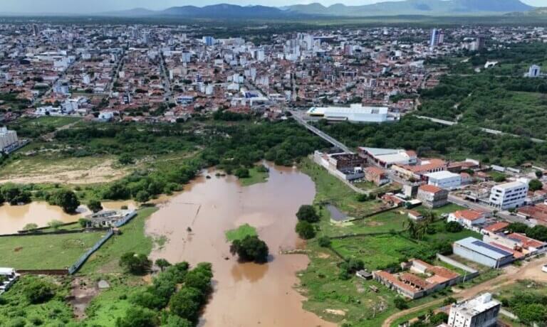 Imagens aéreas de enchente na cidade de Patos reacendem debate sobre riscos com quantidade de árvores nos leitos de rios