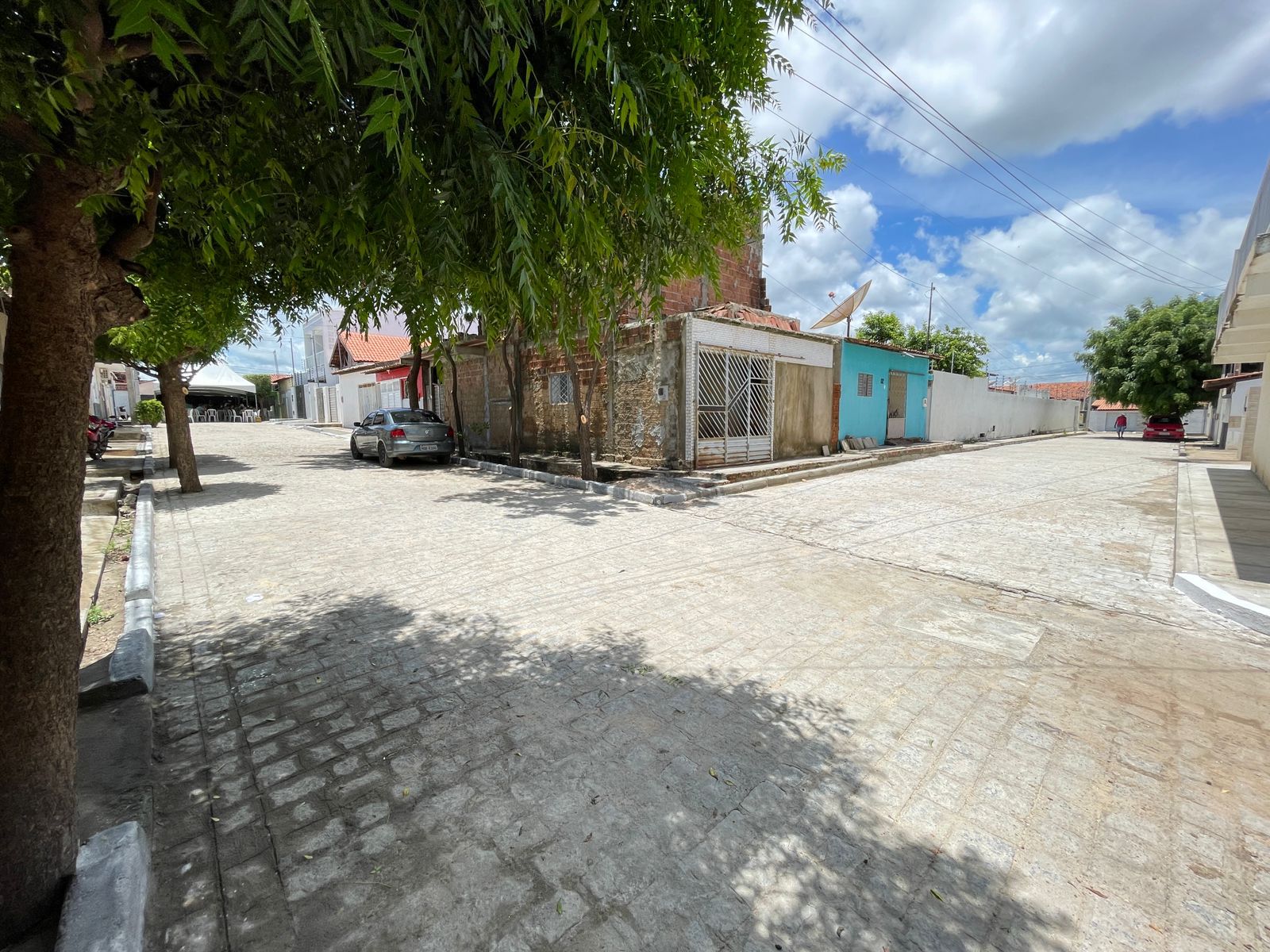 Moradores comemoram a conclusão de calçamento no bairro Novo Horizonte