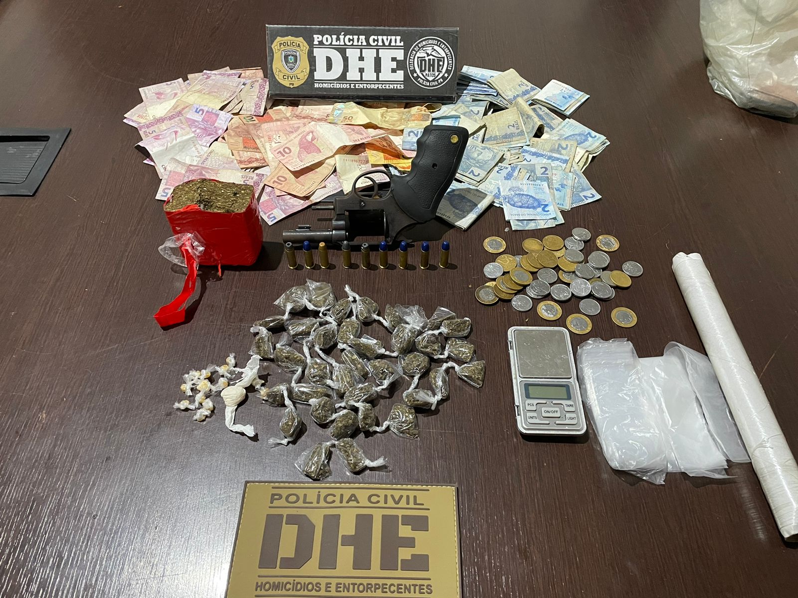 Mulher de 51 anos é presa em flagrante pela DHE por tráfico de drogas no bairro Liberdade, em Patos