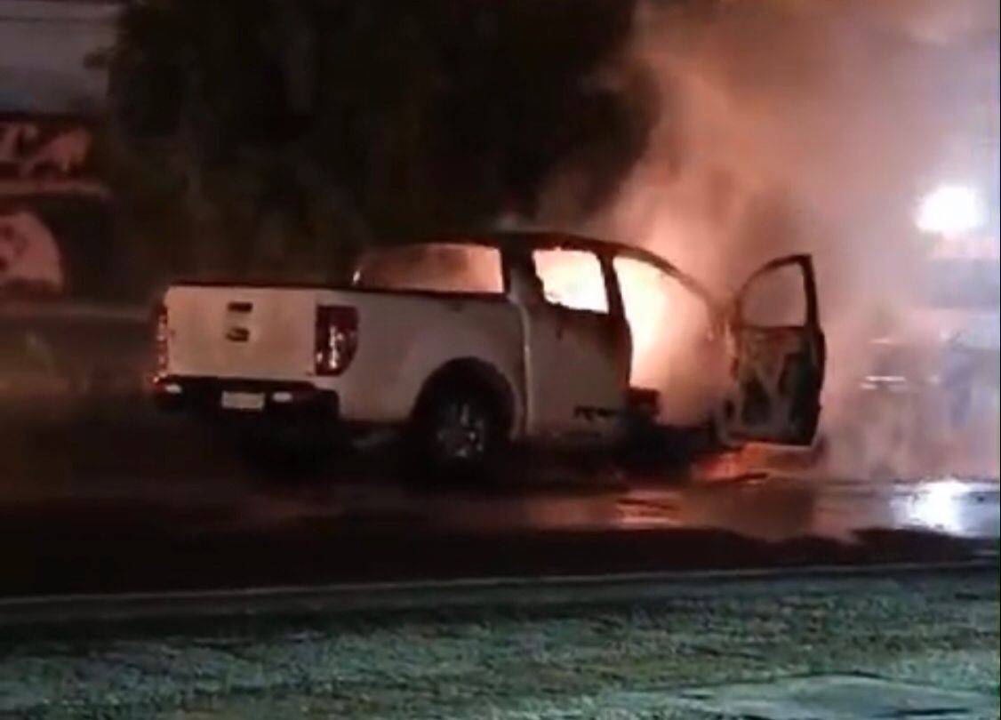 Caminhonete carregada de queijo pega fogo na BR-230, em Patos, na noite desta quarta-feira (06); veja vídeo