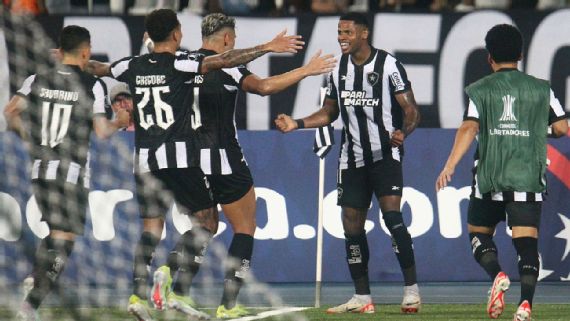 Júnior Santos 'destrói' com golaços, Botafogo vence Red Bull Bragantino e larga na frente por vaga na fase de grupos da Libertadores