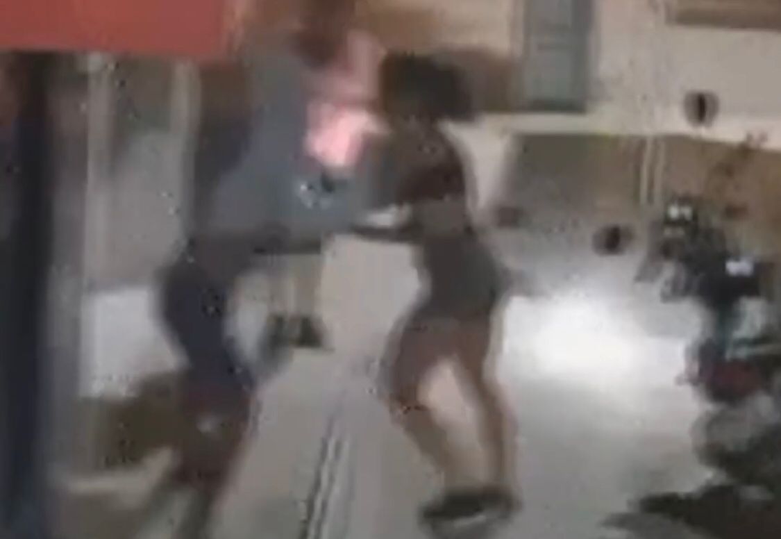 Mulher entra em luta corporal com ladrão para tentar evitar roubo de celular, em Conceição; veja vídeo