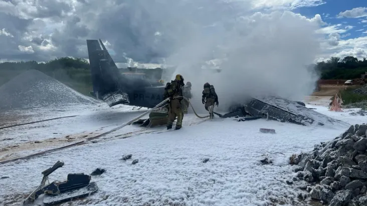 Avião de pequeno porte da PF cai no aeroporto da Pampulha, em Belo Horizonte, e duas pessoas morrem; vídeo mostra momento da queda