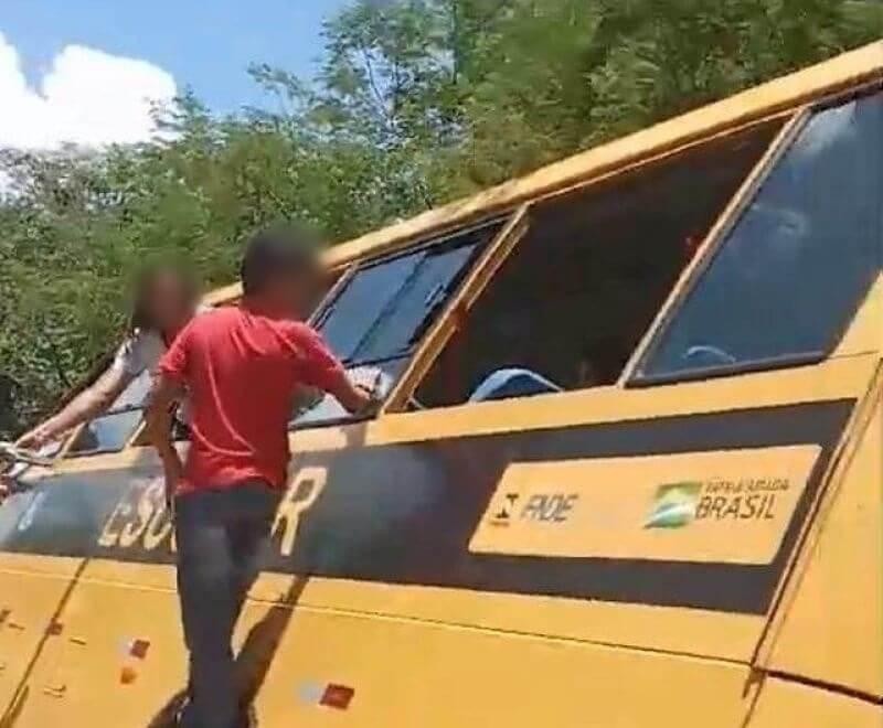 Ônibus escolar que transportava alunos da zona rural em Santana de Mangueira tomba após falha mecânica; veja vídeo