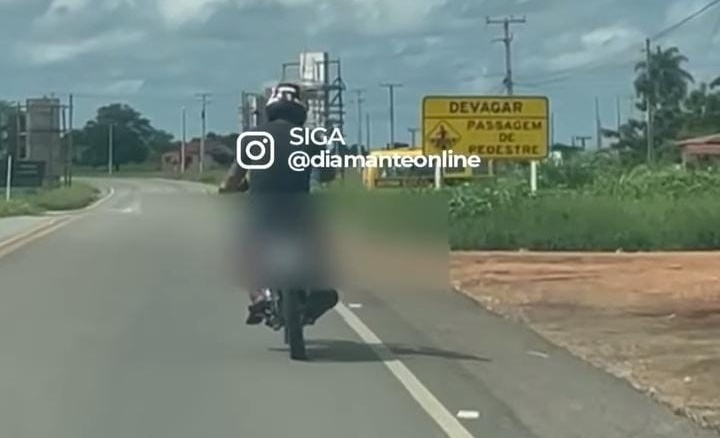 Homem embriagado é flagrado dirigindo motocicleta e fazendo 