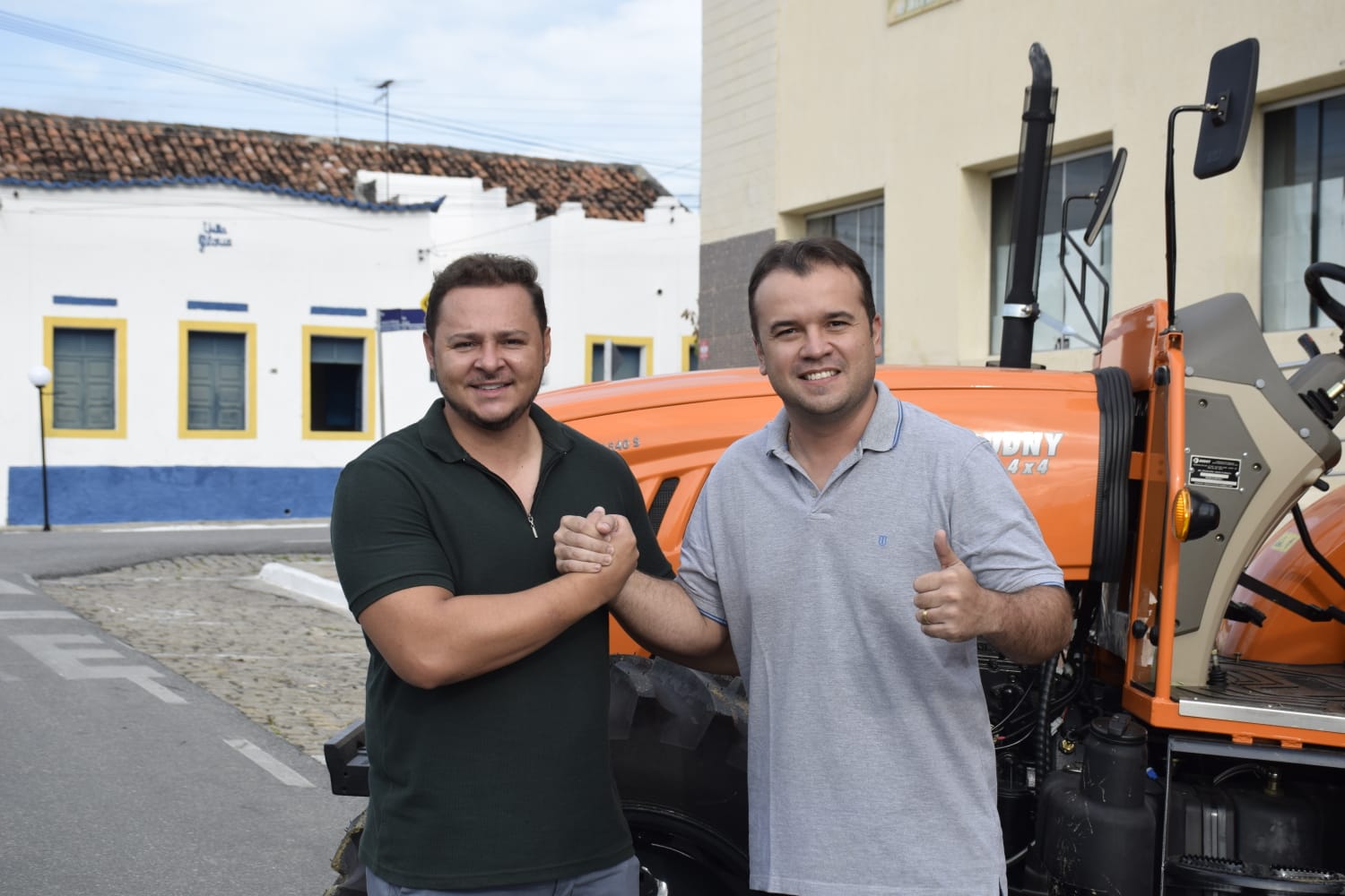 Prefeito Dr. Jefferson entrega trator para agricultura de São Mamede