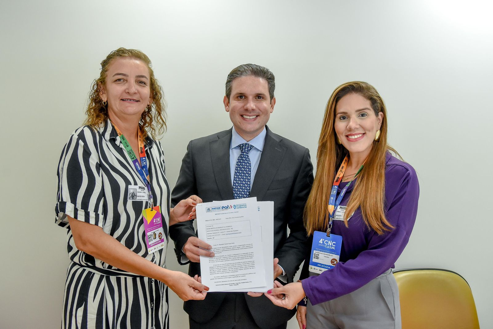 Secretária de Cultura e Turismo de Patos apresenta projeto para criação de um centro de artesanato ao deputado Hugo Motta