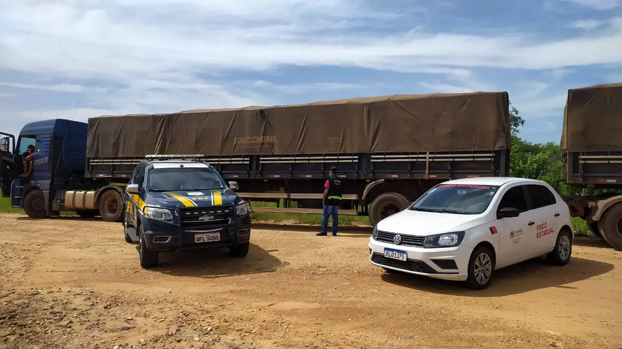 Fiscalização da PRF identifica excesso de carga em rodotrem na BR-230 e notas fiscais irregulares, em Patos