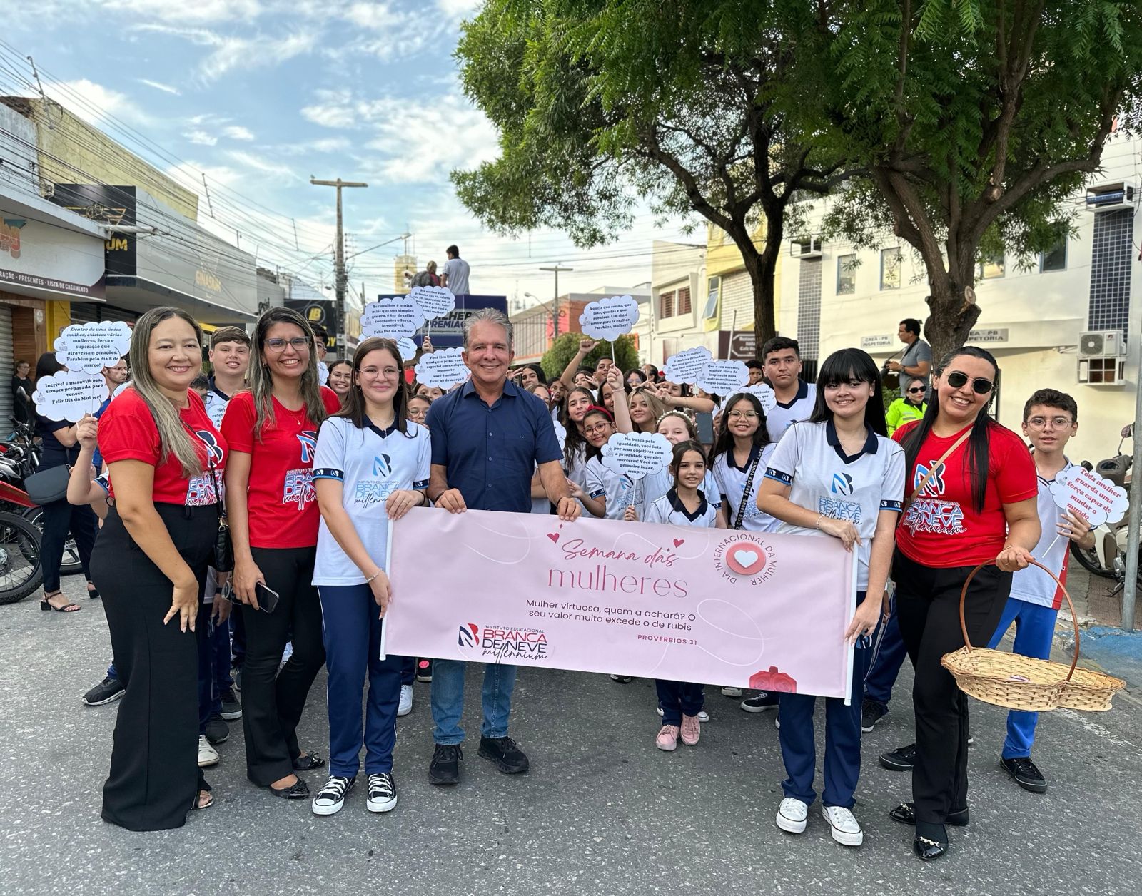 Dia Internacional da Mulher é comemorado com caminhada pela paz e ciranda de serviços em Patos