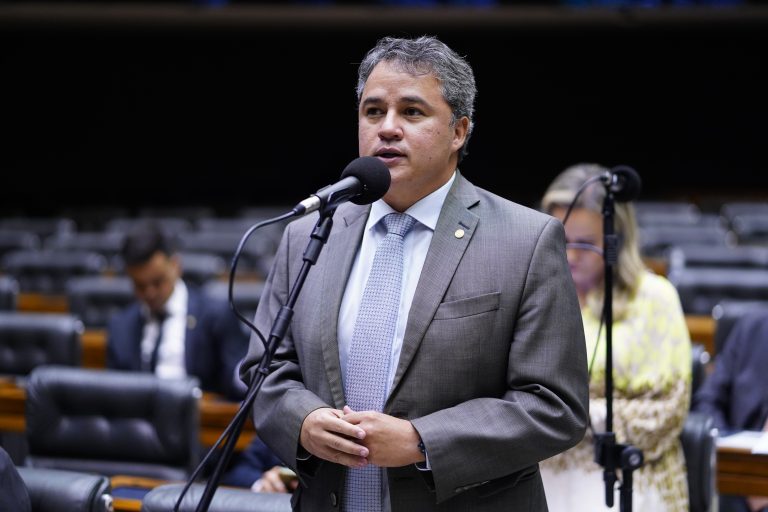 Senador Efraim Filho fala sobre votação no Senado acerca de liberação das drogas