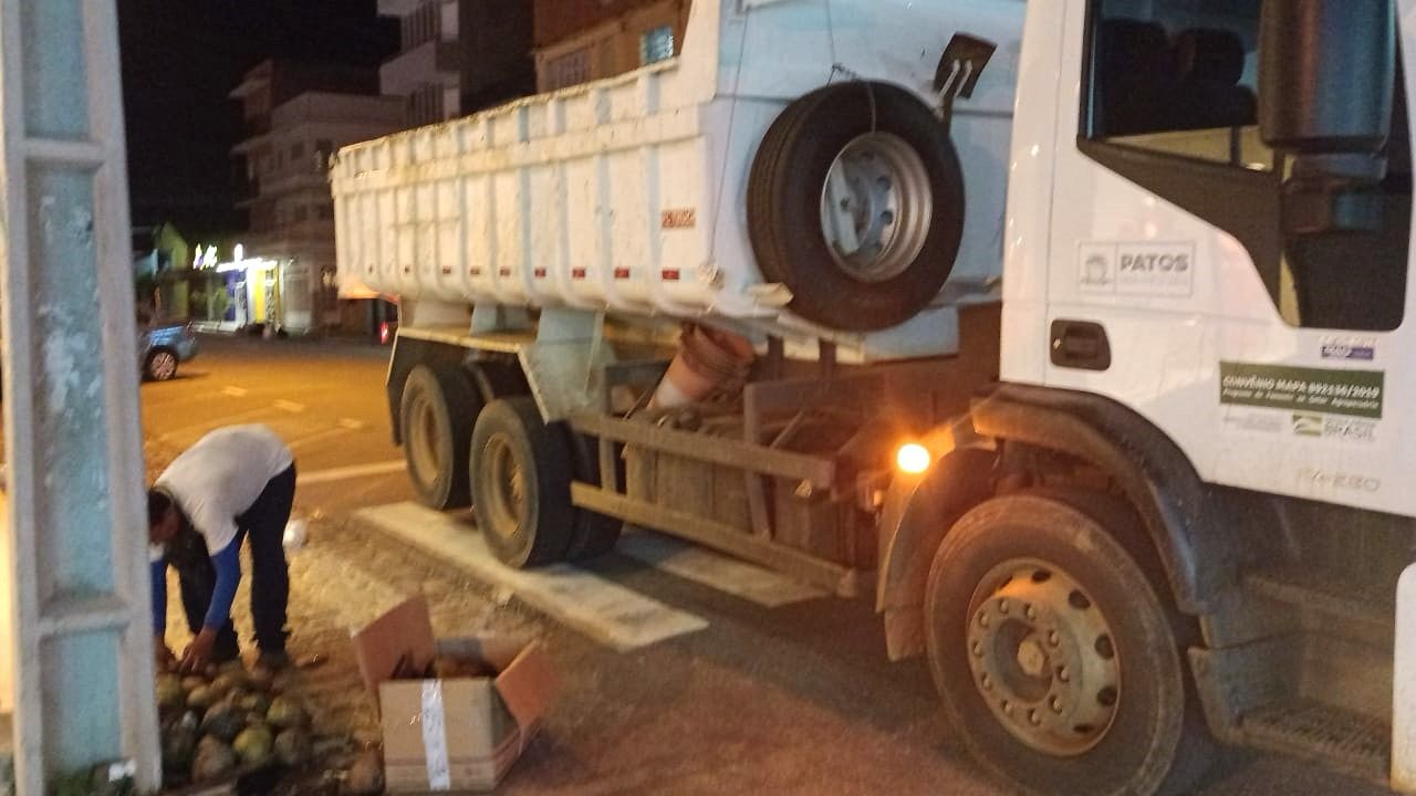 Secretaria de Serviços Públicos diz que intensificou recolhimento de cocos no centro de Patos