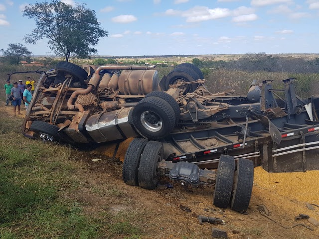 Acidente é registrado no Centro de Patos na manhã desta quinta-feira (05). Veja o vídeo