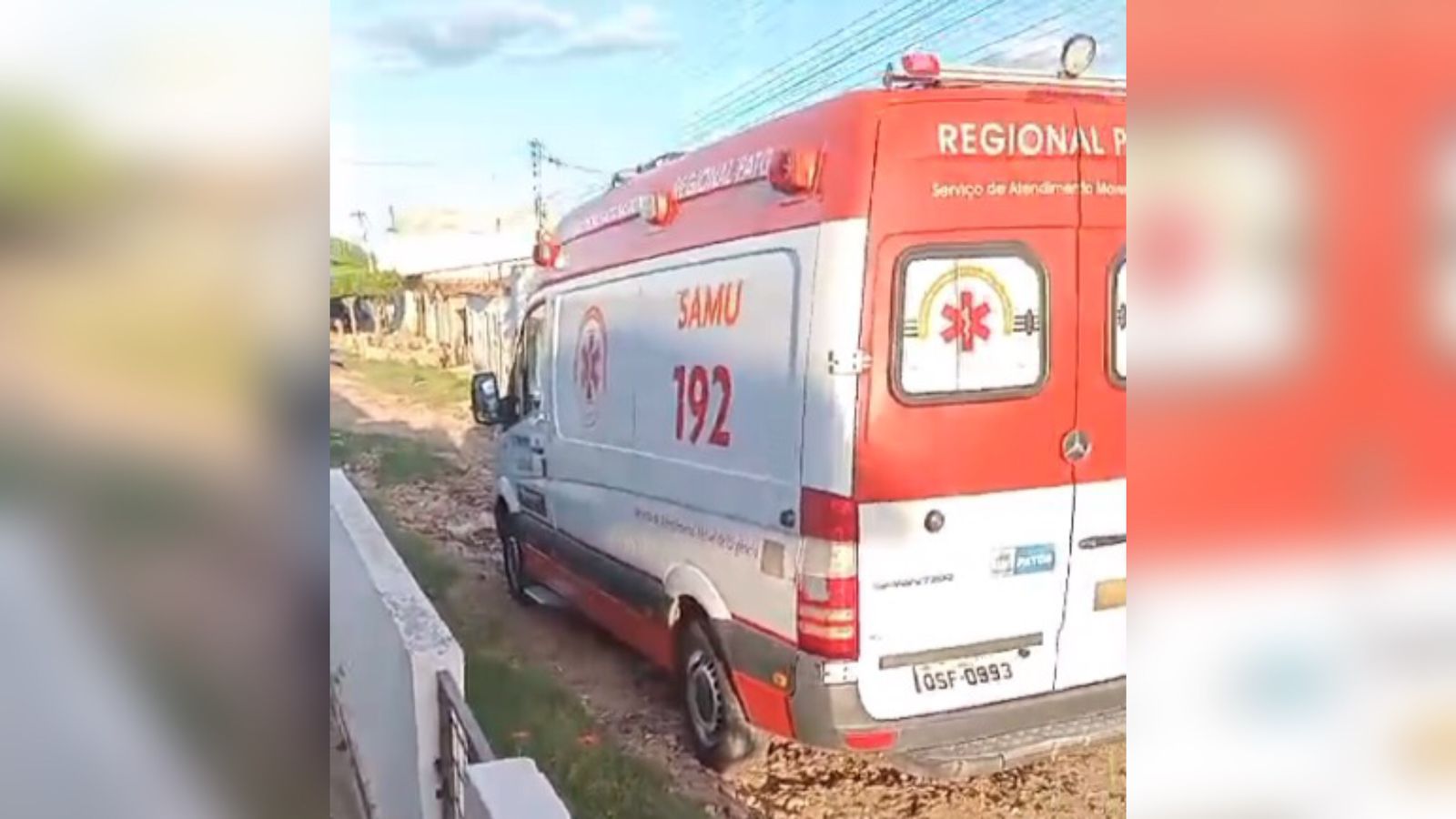 Ambulância do SAMU de Patos não consegue chegar até paciente que é resgatado a pé, devido a rua esburacada; moradores fazem apelo e Gestão se pronuncia   