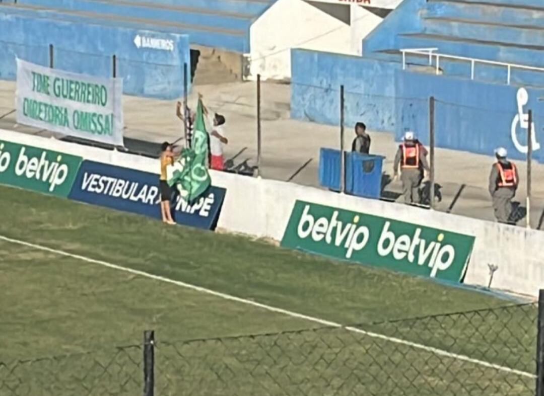 Torcedores do Nacional reclamam que faixas com cobranças à diretoria foram retiradas da arquibancada antes de partida contra o Pombal