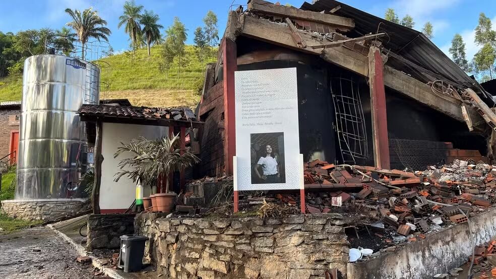 Placa com foto e poema de proprietária resiste a incêndio no Engenho Triunfo, em Areia-PB