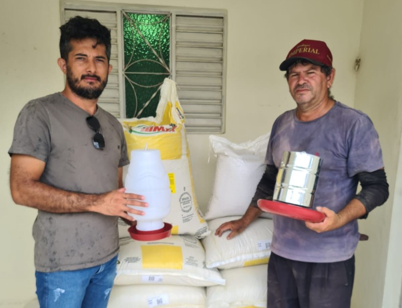 Secretaria de Agricultura de Passagem realiza a entrega de 10 kits granja para cadastrados no Programa Agricultura Familiar