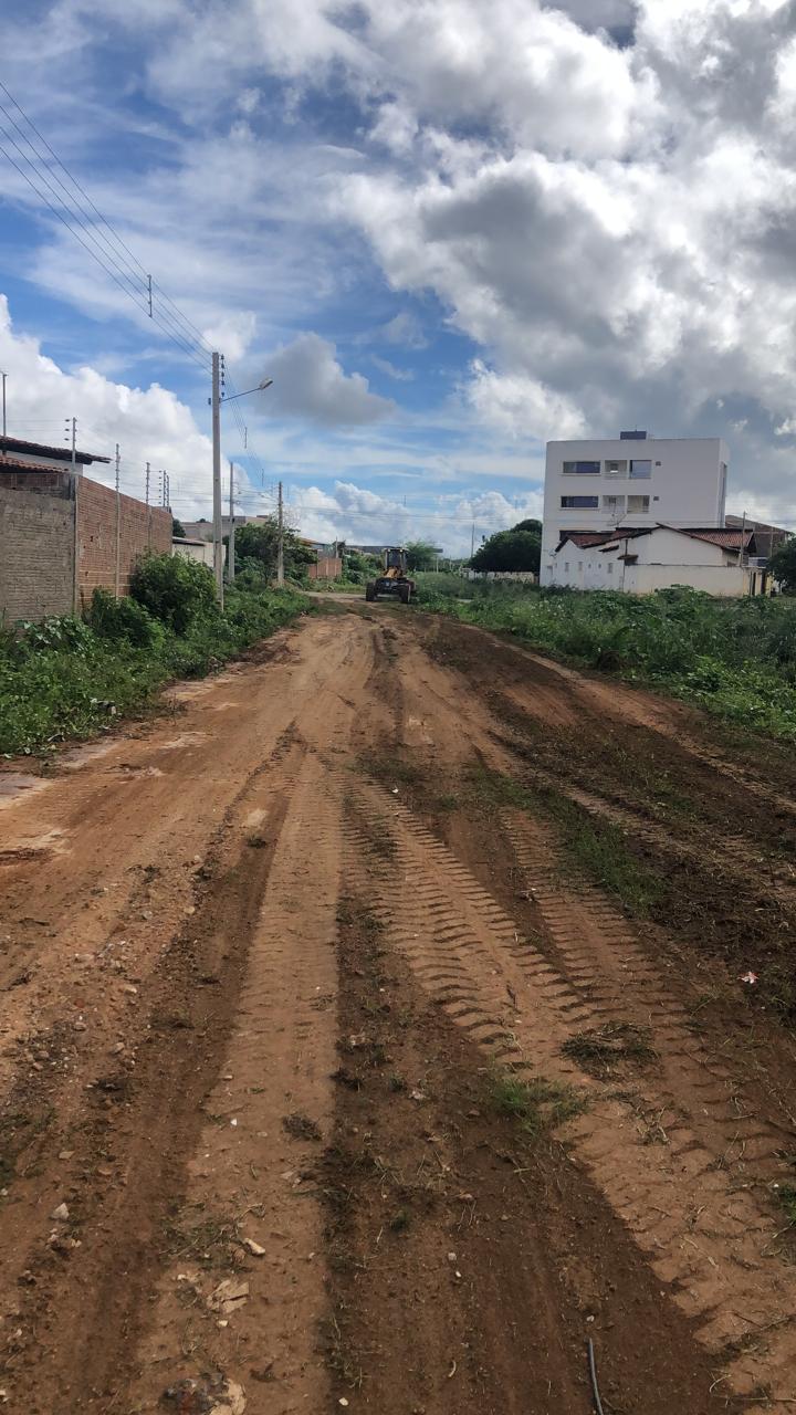 Após reivindicações de moradores, Secretaria de Serviços Públicos realiza trabalho de limpeza no bairro Salgadinho, em Patos