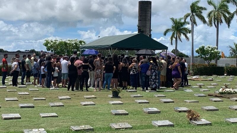 Corpo de professor morto na frente de escola, em JP, é sepultado sob forte comoção