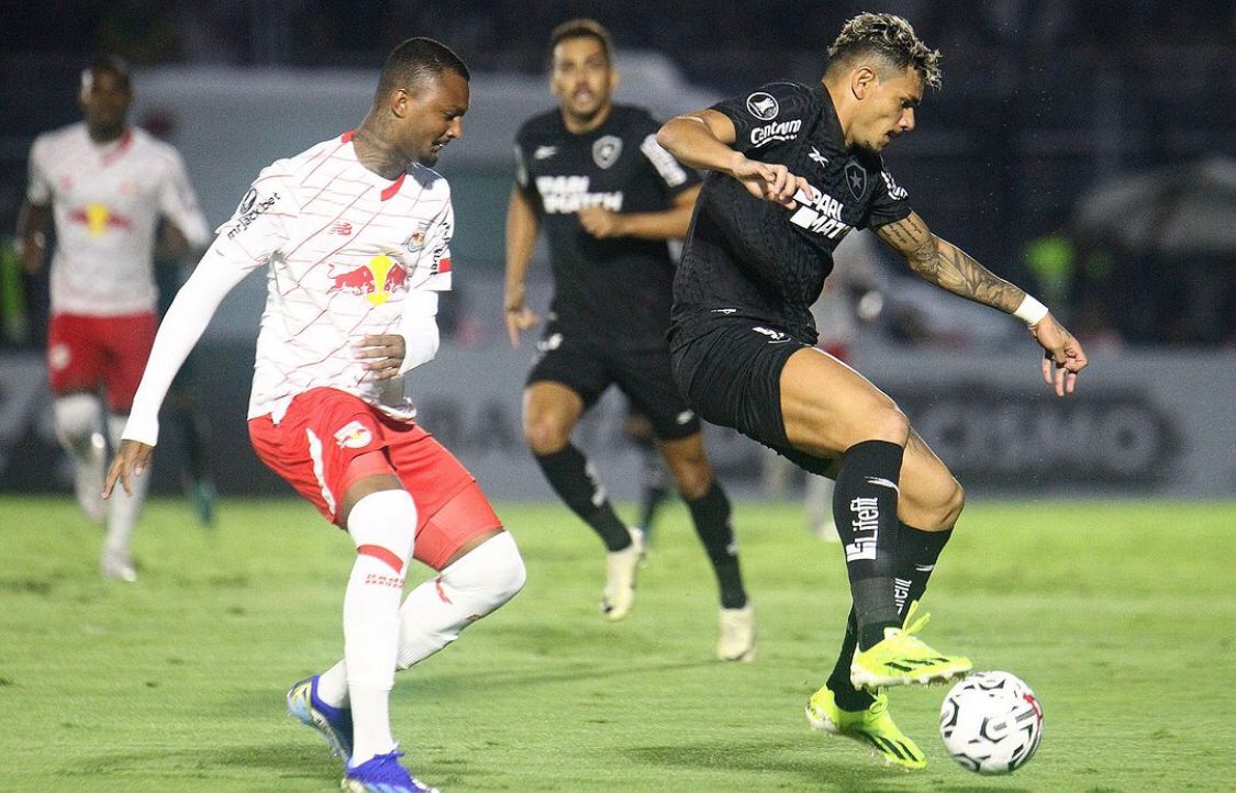 Júnior Santos marca de novo, Botafogo segura empate com um a menos contra o Bragantino e vai à fase de grupos da Libertadores