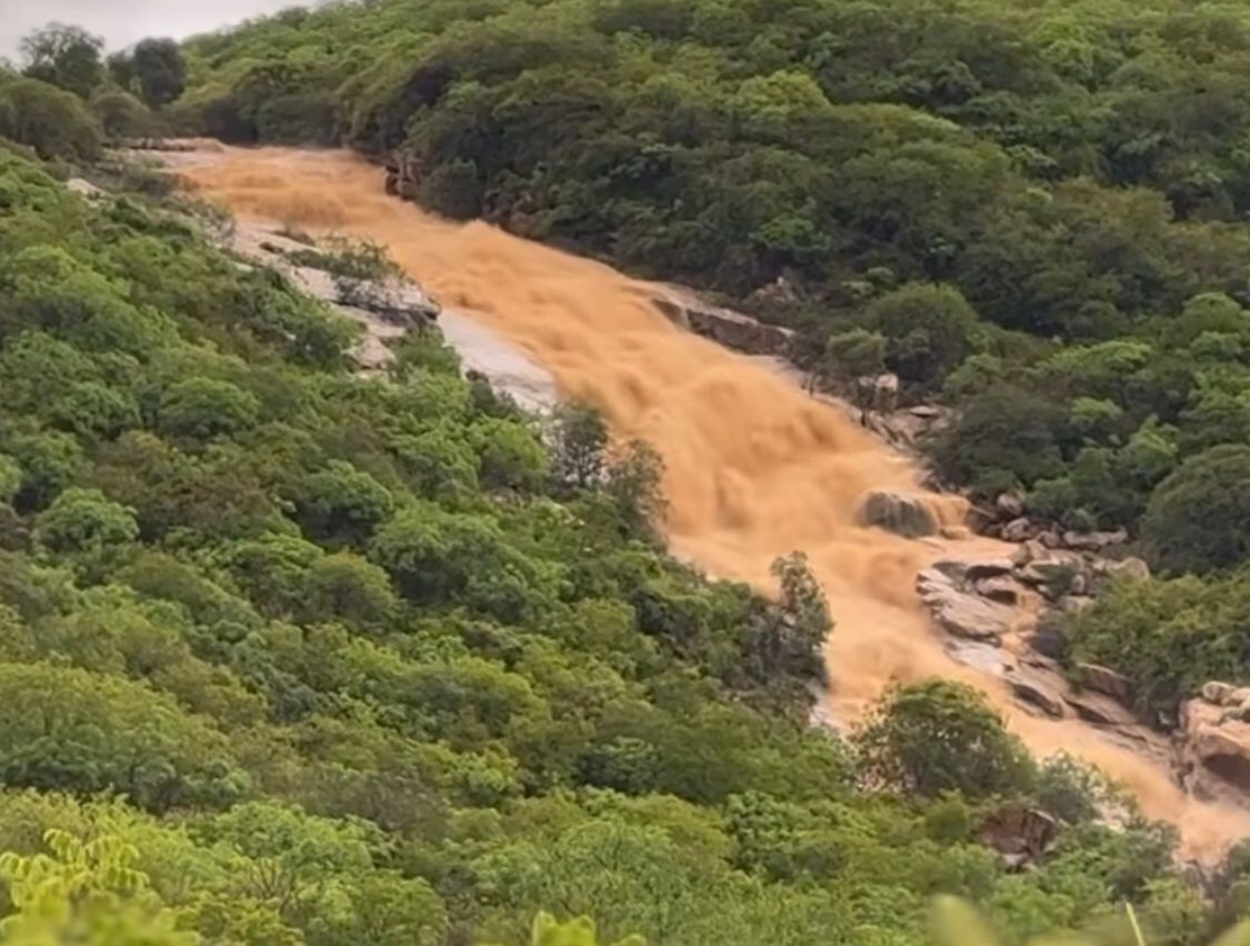 Belezas naturais: Cachoeira das Cacimbas encanta populares que passam pela Serra de Santa Luzia, após chuvas nesta quarta-feira (13); veja vídeo