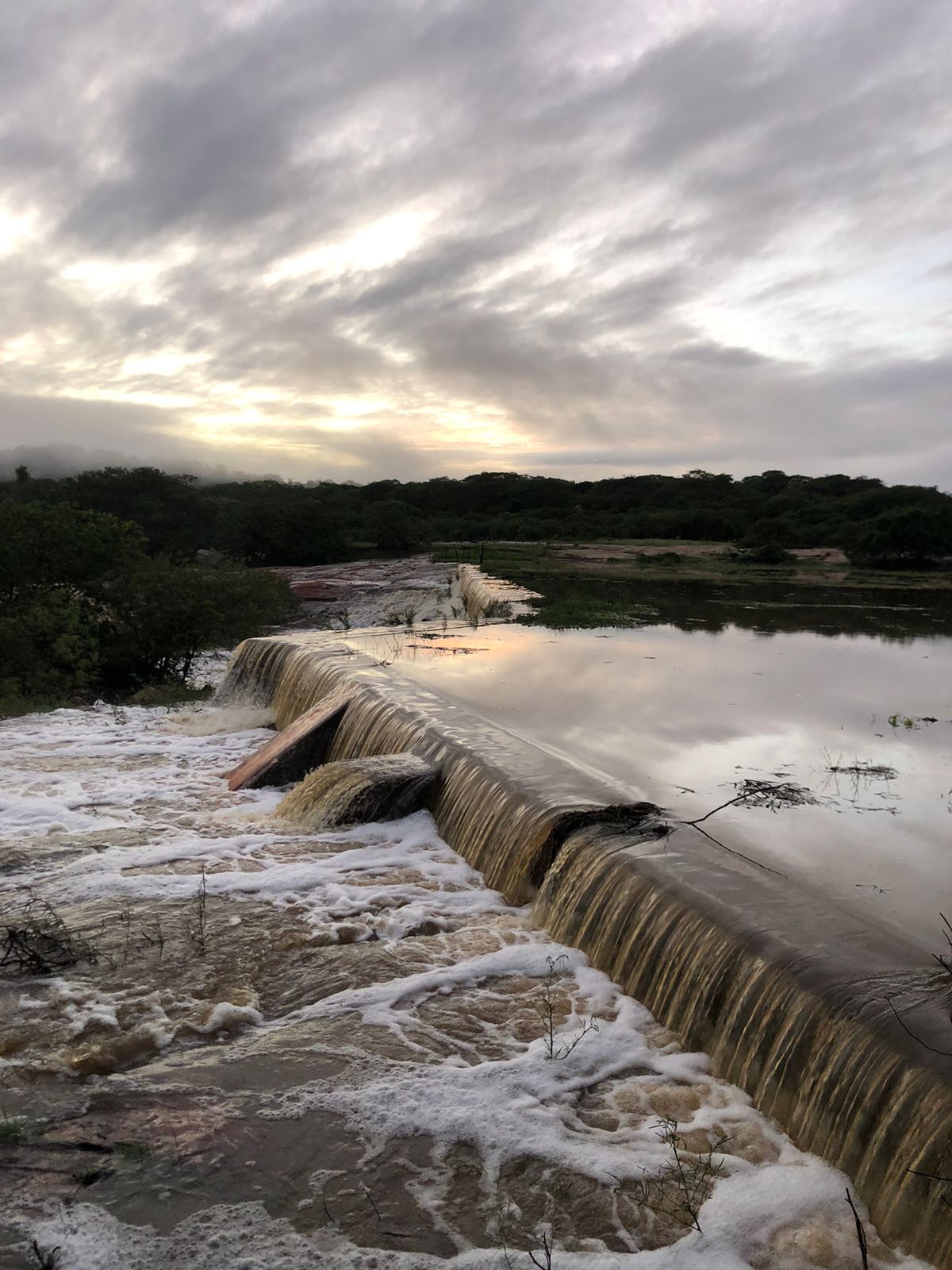 Barragem localizada na zona rural de São José de Espinharas transborda após fortes chuvas nos últimos dias; veja vídeo