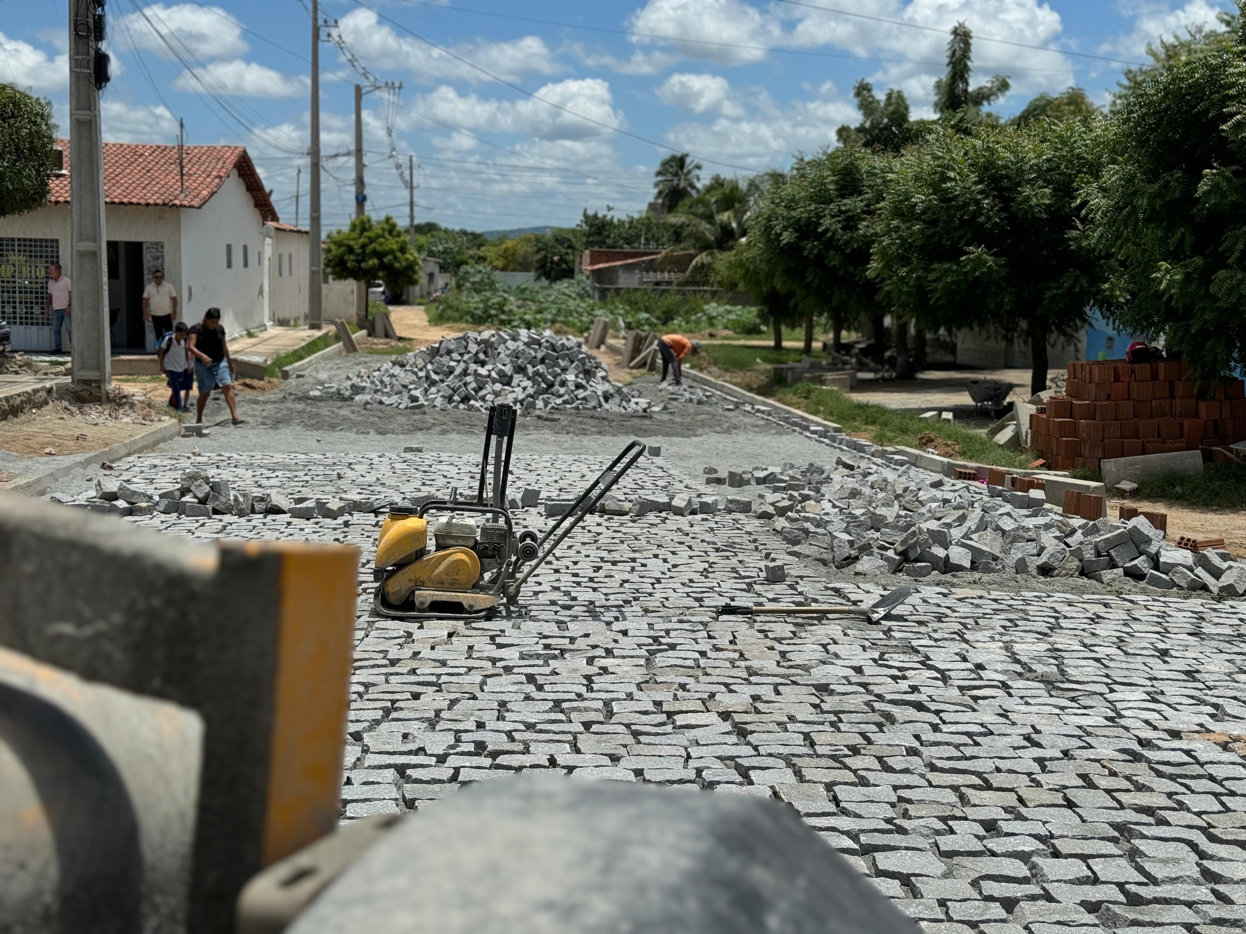 Pavimentação em paralelepípedo é realidade na rua Luiz Marinho dos Santos no bairro São Sebastião