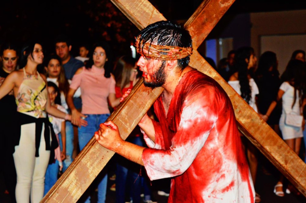 Jovens realizam encenação da Via Sacra neste sábado (23), em Teixeira