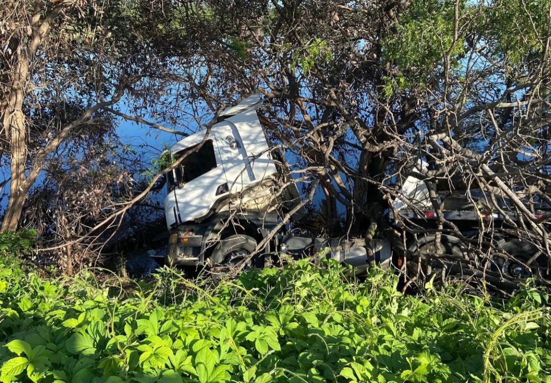 Caminhão tomba em açude próximo à cidade de Pombal nesta sexta-feira (22) e Bombeiros fazem resgate de vítimas