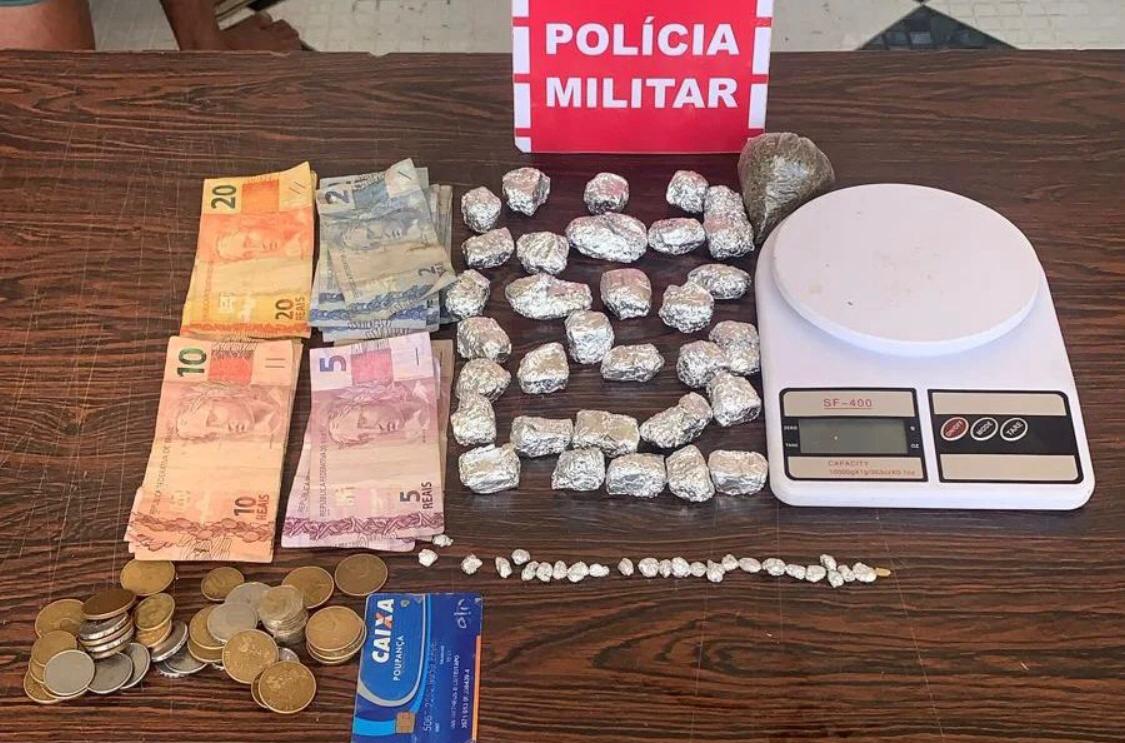 Polícia Militar desarticula ponto de tráfico de drogas e prende quatro adultos e três adolescentes, em Conceição