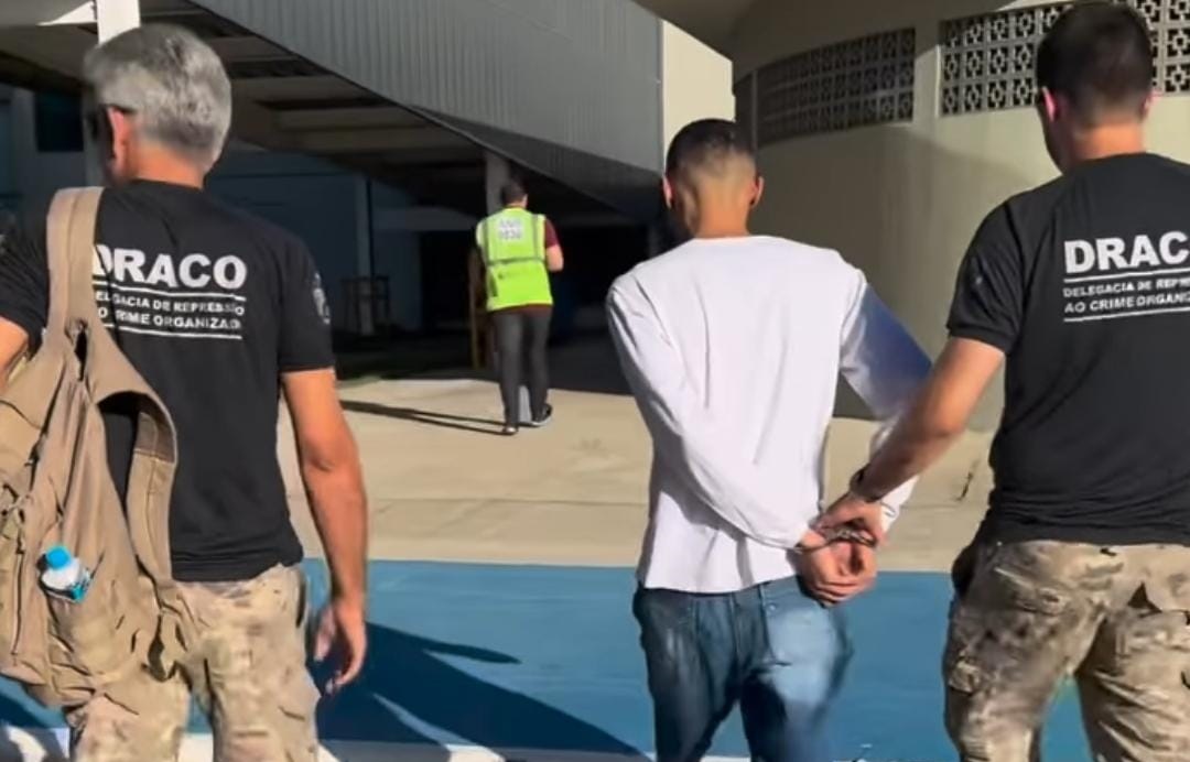 Líder de facção suspeito de ordenar incêndio criminoso a ônibus é transferido para João Pessoa