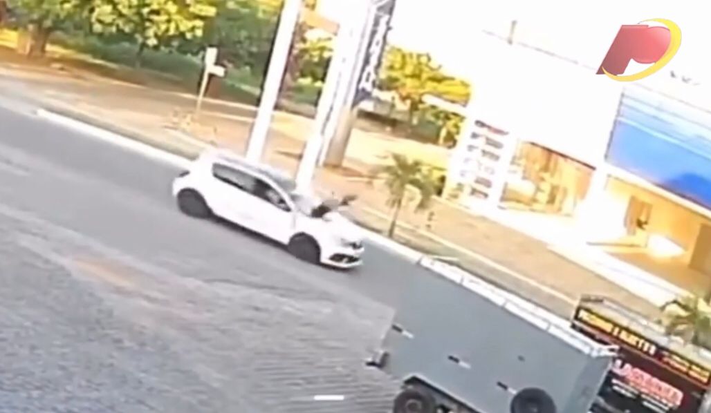 Câmera de posto de combustível flagra momento em que homem é atropelado enquanto realizava atividade física, em Catolé do Rocha