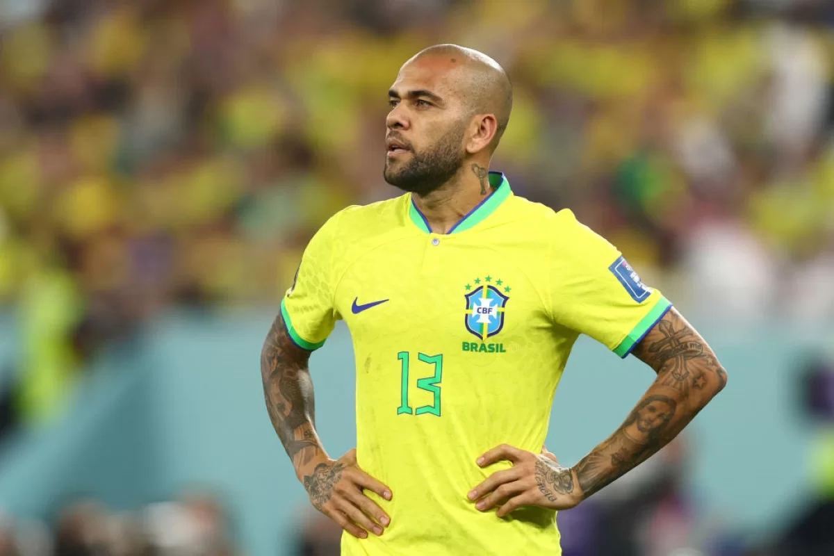 Daniel Alves paga fiança de R$ 5,4 milhões e será solto após 14 meses preso