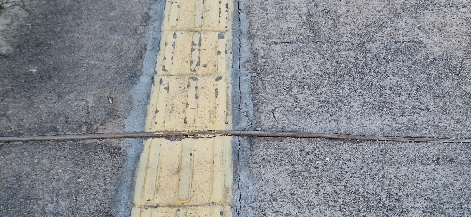 Pedestres reclamam de irregularidades em divisórias de calçada da Alça, propícias para acidentes; gestão diz que empresa já foi notificada para retirá-las