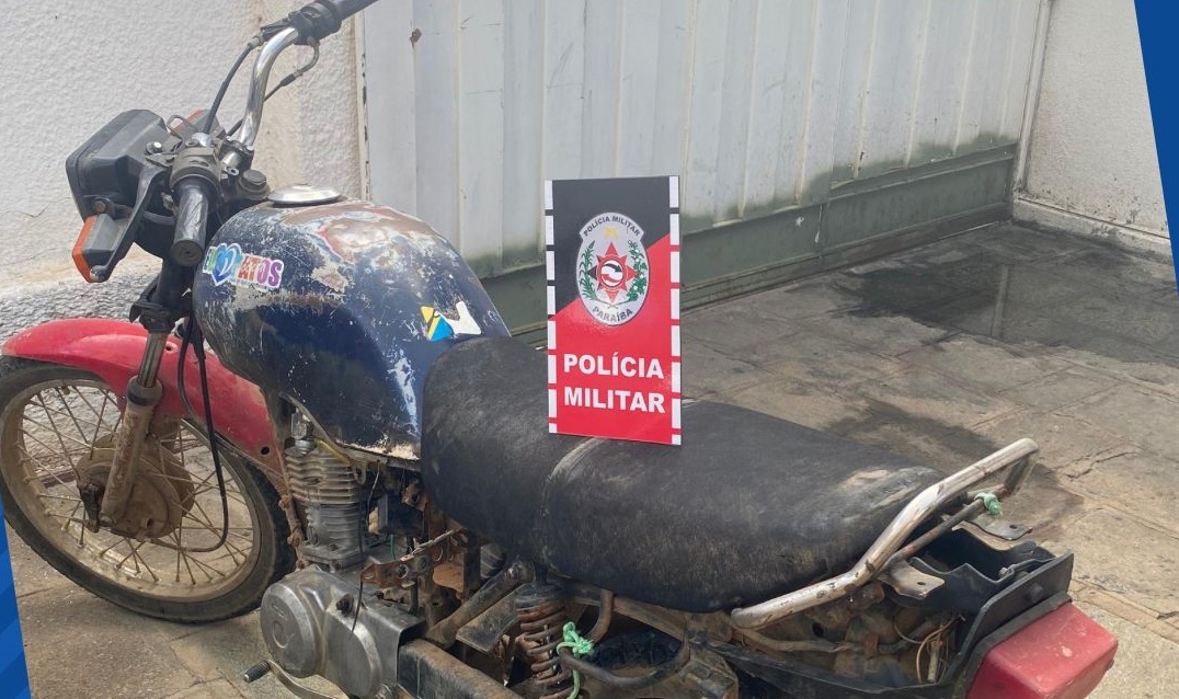 Em Patos: PM age rápido e localiza motocicleta que havia sido furtada; veículo estava abandonado em local de armazenamento de lixo