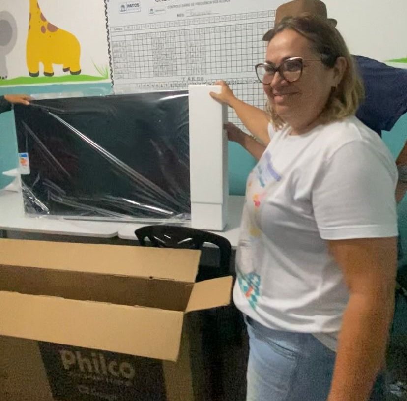 Prefeitura de Patos entrega 120 aparelhos televisores e mais de 800 itens para as escolas e creches municipais