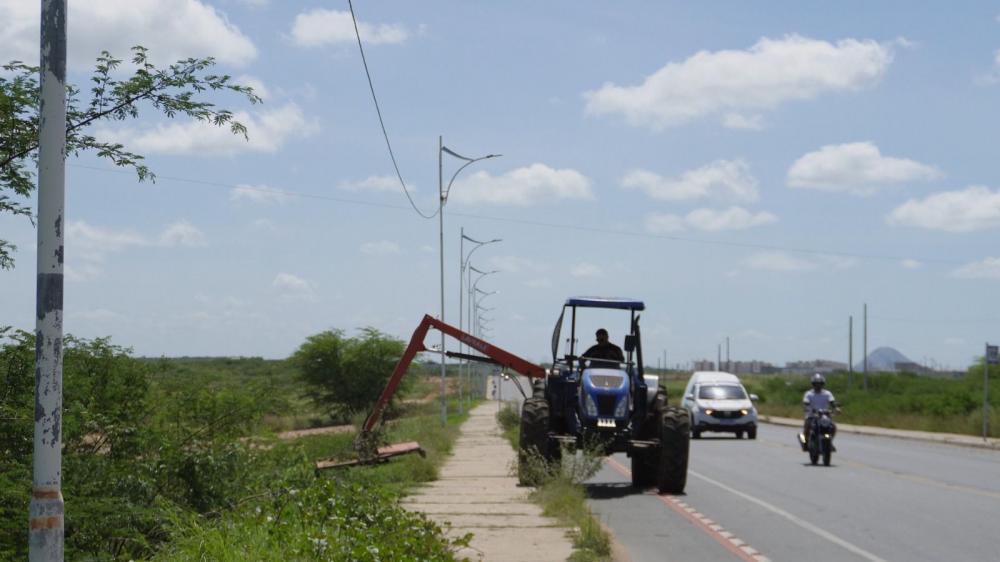 Serviços Públicos realiza capinação em praças na cidade, no Distrito de Santa Gertrudes e na Alça Sudeste em Patos