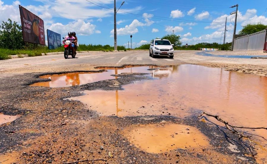 Jamerson Ferreira solicita operação tapa-buracos urgente na cidade de Patos