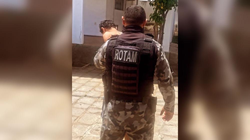 Polícia Militar prende homem por ameaça e violência doméstica, no bairro Belo Horizonte, em Patos