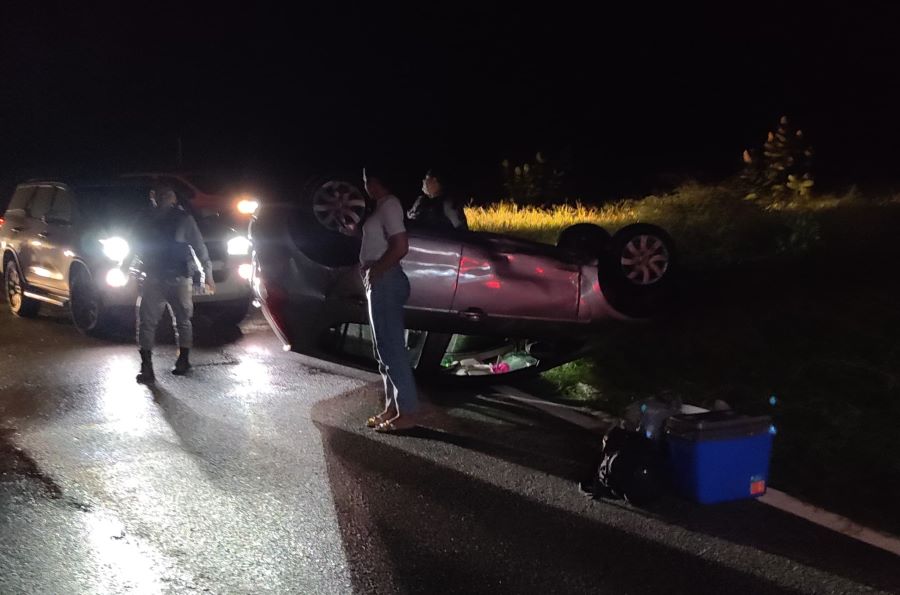 Casal de idosos fica ferido após carro capotar na noite deste domingo (31) na BR-230, próximo ao Distrito de Santa Gertrudes