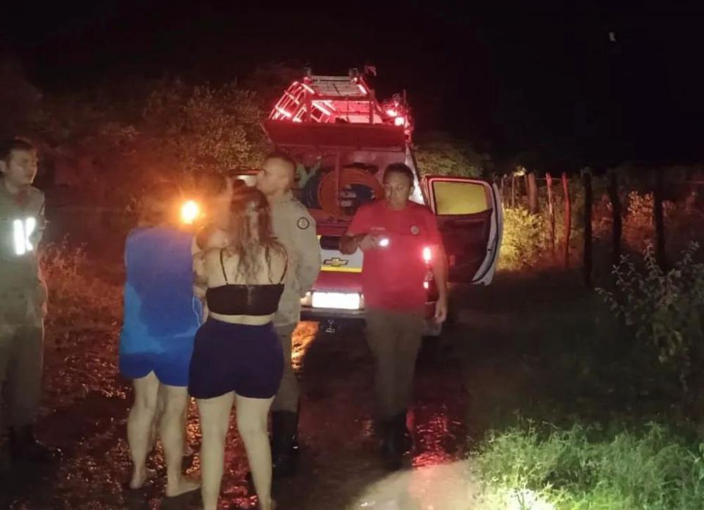 Bombeiros resgatam família após veículo ser arrastado por correnteza em Patos, na noite de sábado (30)