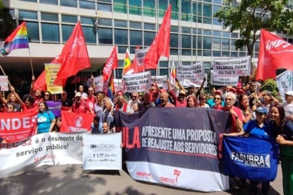 Com paralisação marcada para quarta (03), servidores pedem a Lula reajuste de auxílios