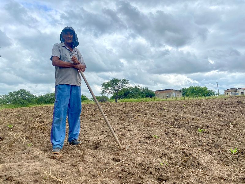 Prefeitura de Patos conclui corte de terra para que agricultores sejam beneficiados e destinem produtos para a agricultura familiar