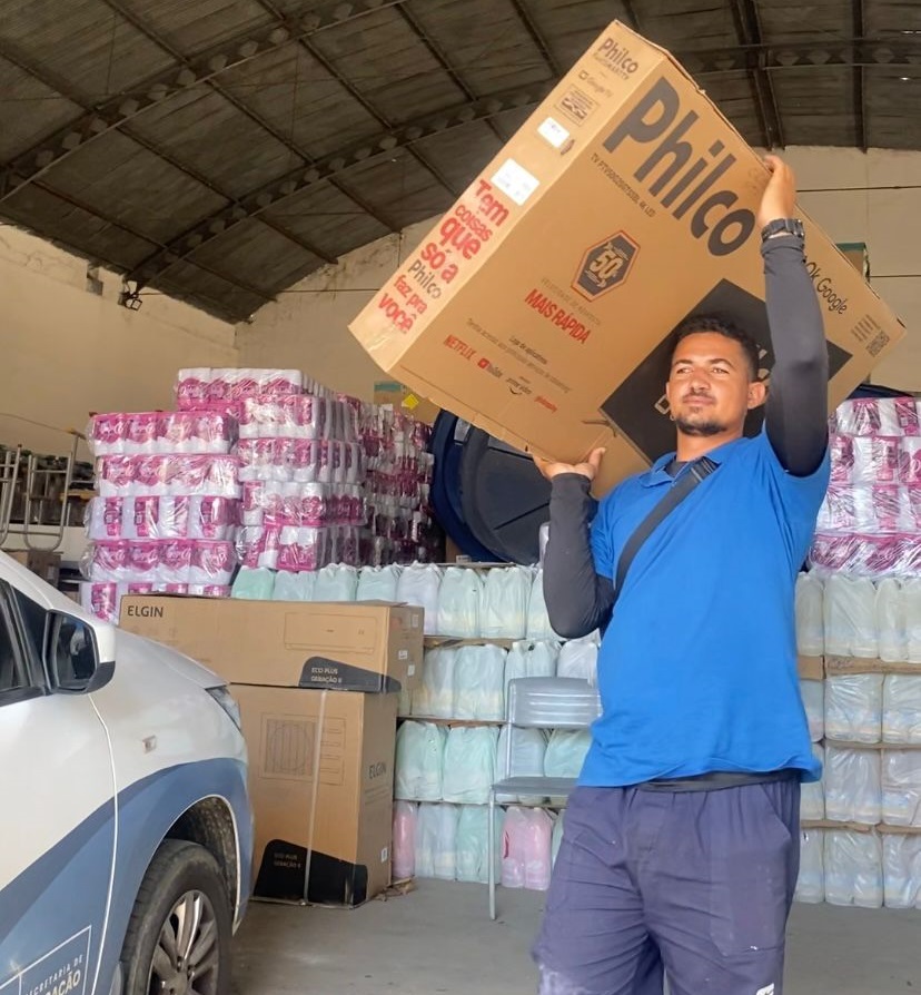 Prefeitura de Patos começa entregar 120 aparelhos televisores e mais de 800 itens para as escolas e creches municipais 