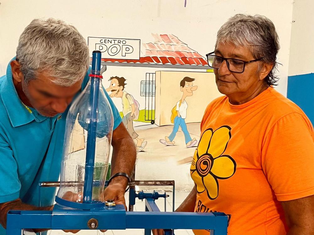 Transformando Vidas: Prefeitura Municipal disponibiliza oficina de fabricação de Vassouras com Garrafas PET no Centro POP