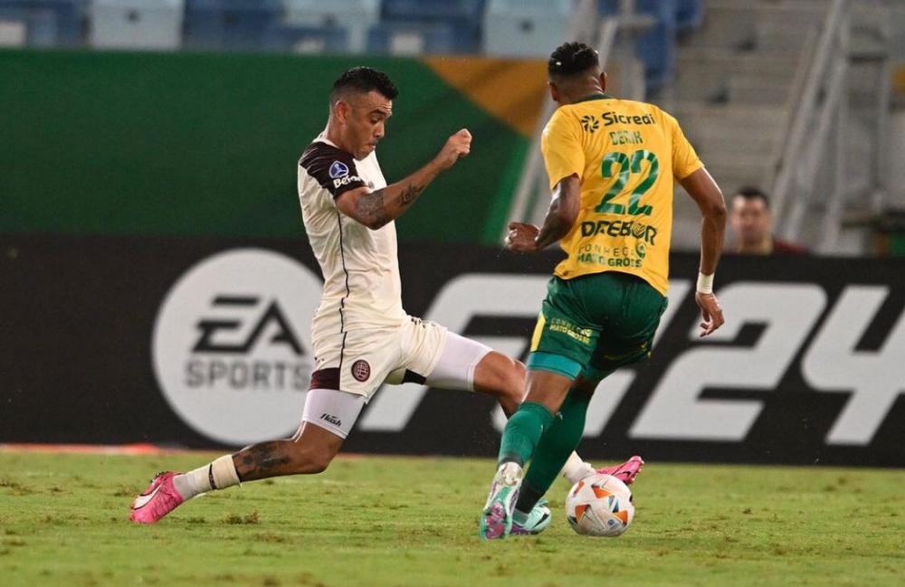 Deyverson dá assistência, mas Cuiabá leva empate do Lanús no fim e estreia com tropeço em casa na Sul-Americana