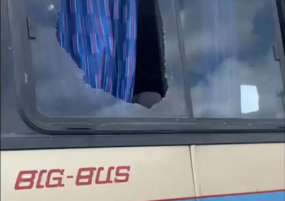 Ônibus com a torcida do Sousa é atacado por trezeanos na BR-230; ferido está em estado grave