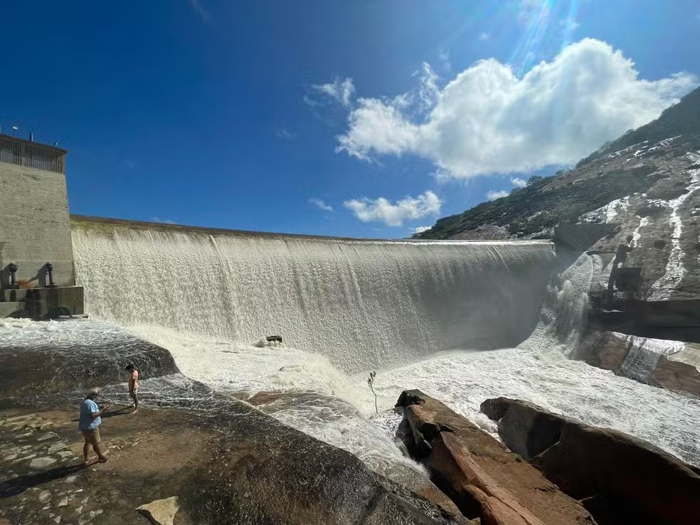 Sangria do açude Gargalheiras aumenta e forma 'véu de noiva' celebrado por sertanejos; veja vídeo