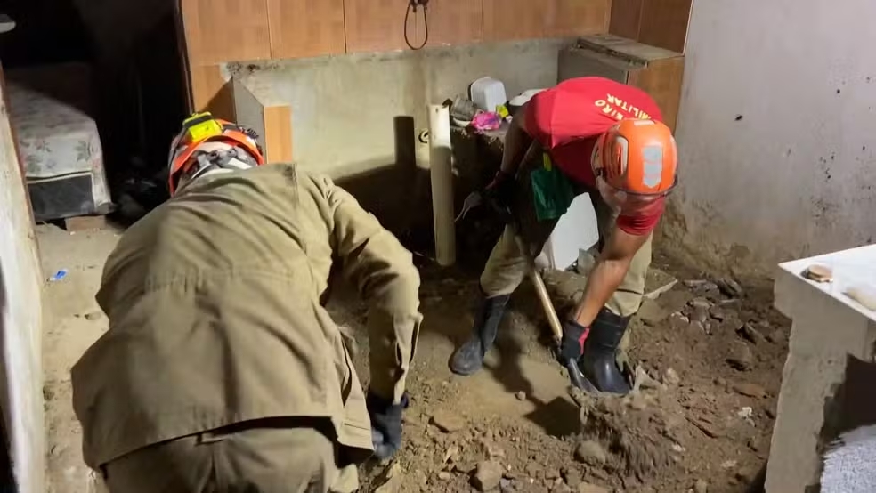 Líbio enterrado em casa há 1 ano foi encontrado em cova dentro de quarto após 4 horas de buscas