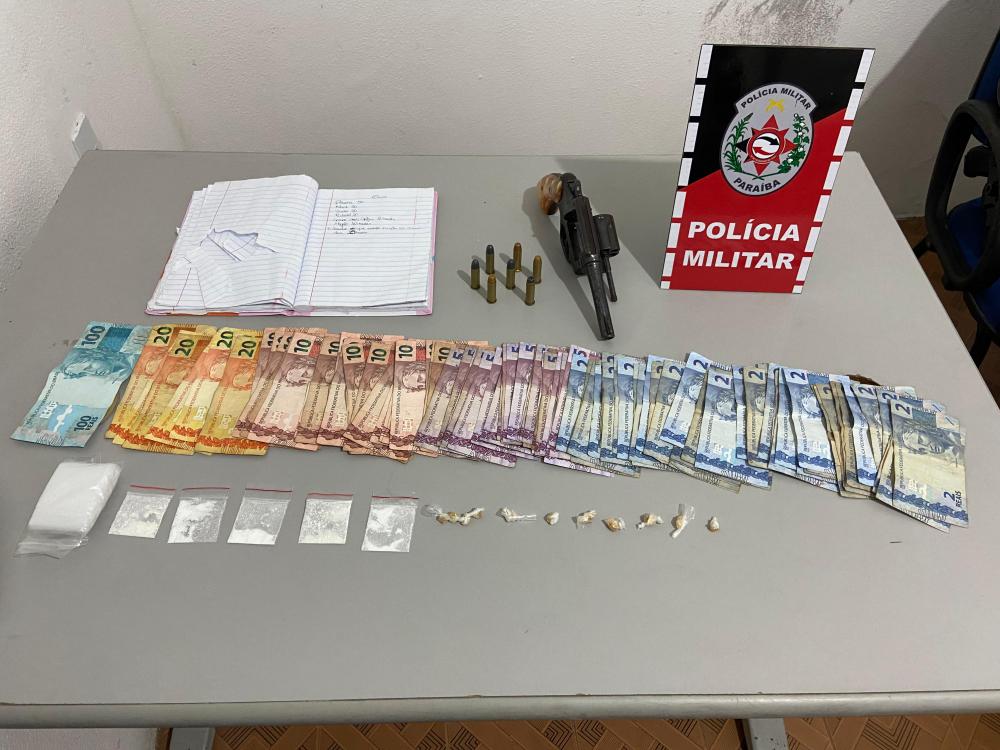 Incursão policial resulta na apreensão de arma de fogo e drogas na Rua do Meio em Patos 