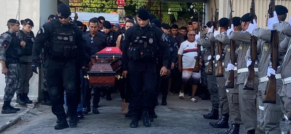 Corpo do sargento Romário, morto durante operação na Paraíba, é sepultado sob forte comoção
